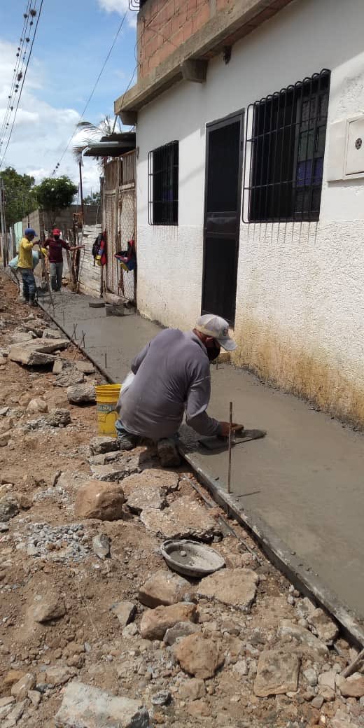 Trabajando en las aceras de los sectores populares de #Iribarren. En este caso, estamos en la construcción en la comunidad de pilar de Montezuma en la Parroquia Guerrera Ana Soto <a href="/NicolasMaduro/">Nicolás Maduro</a> <a href="/RaulAlfonzoP/">Raúl Alfonzo Paredes</a>