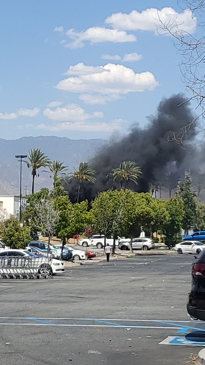 ssandyzheree's tweet photo. There's a fire right in front of Ross in azusa on azusa Ave by El super #azusafire https://t.co/oWNBUYAs6T