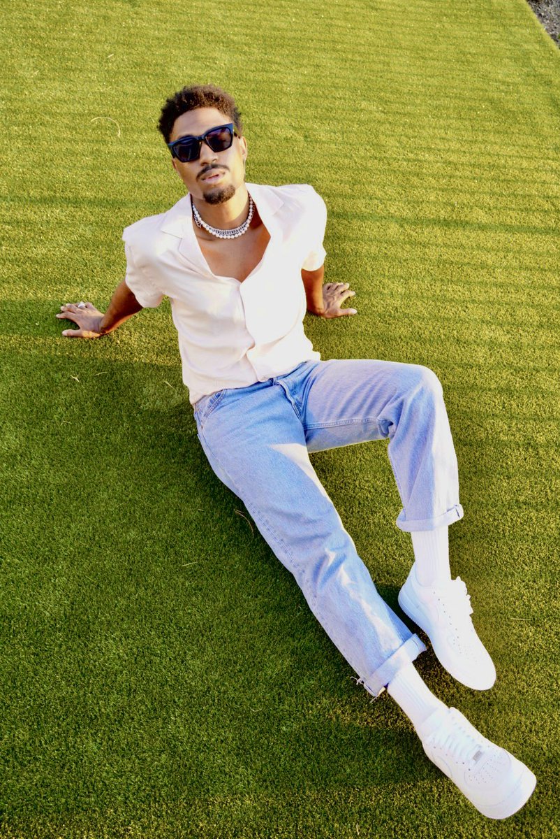 MalikHeardMusic's tweet photo. what’s the mood for the three day weekend?✨💚 https://t.co/nlIpNcKgop