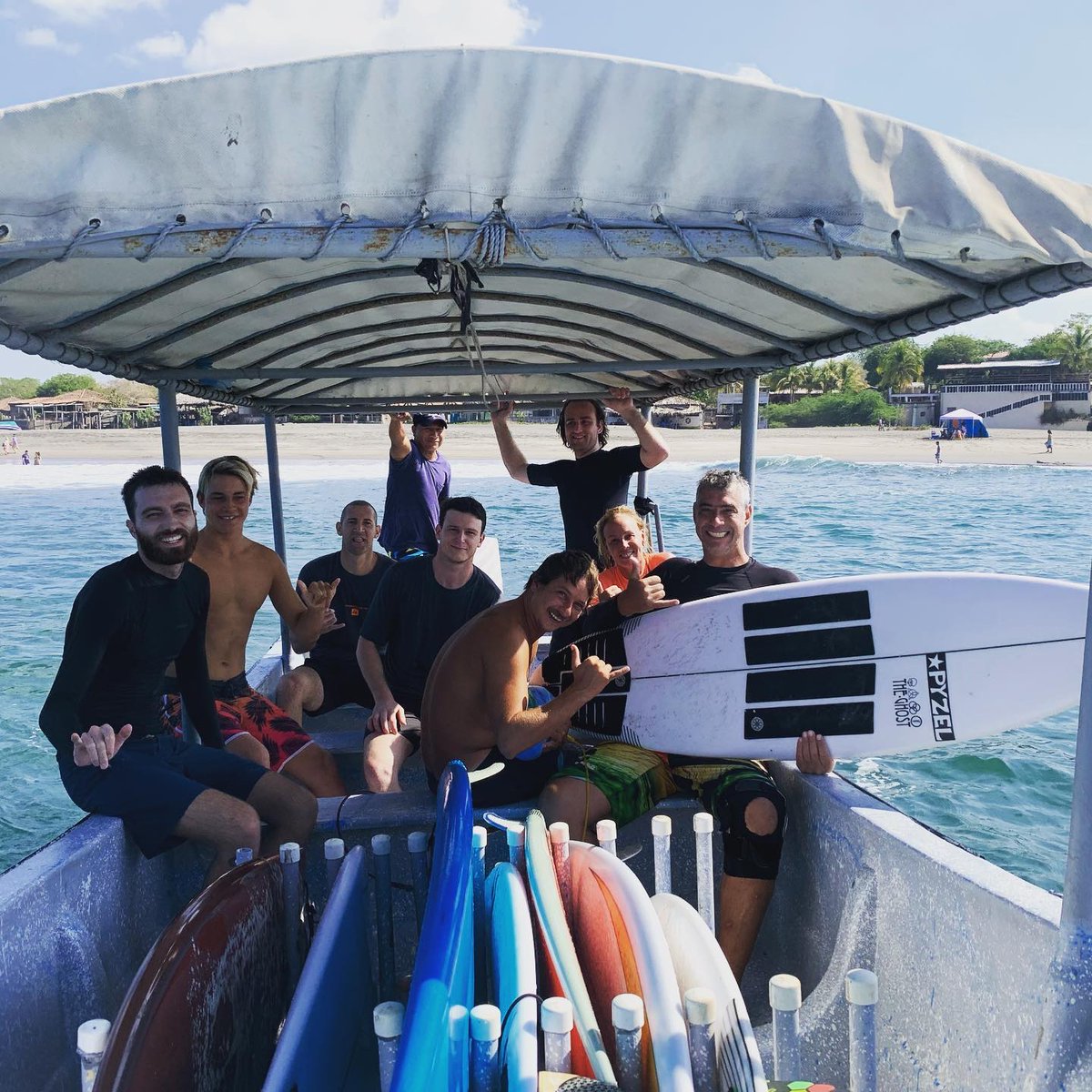 These are the kind of Friday Vibes to remember! Missing all those stocked faces. Happy weekend! #surftrip #nicaragua #centralamerica #balconywithaview # pictureperfect #miramarsurfcamp #surfnicaragua #surfboat #pangalife