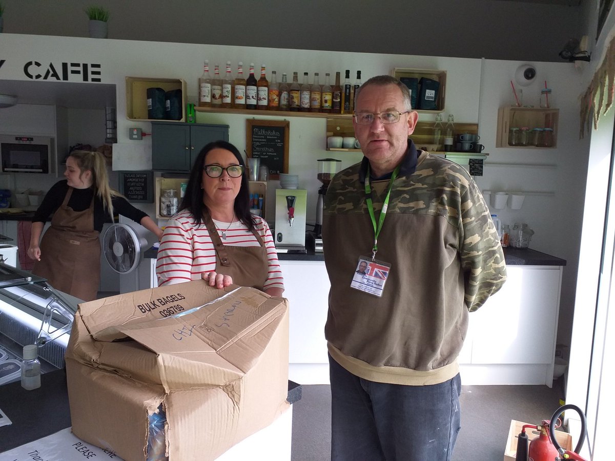 VeteransCic's tweet photo. This weekend we were donated box's of bagals from castle view primary school Halton brook we handed Al out to community via Runcorn &amp; VCF veterans community  volunteers#castleviewprimaryschool#Riverside#LCRcares#wellhalton#Haltonccg Fareshare#chicafe#bettasnax#strawhat https://t.co/NklMNpj41D