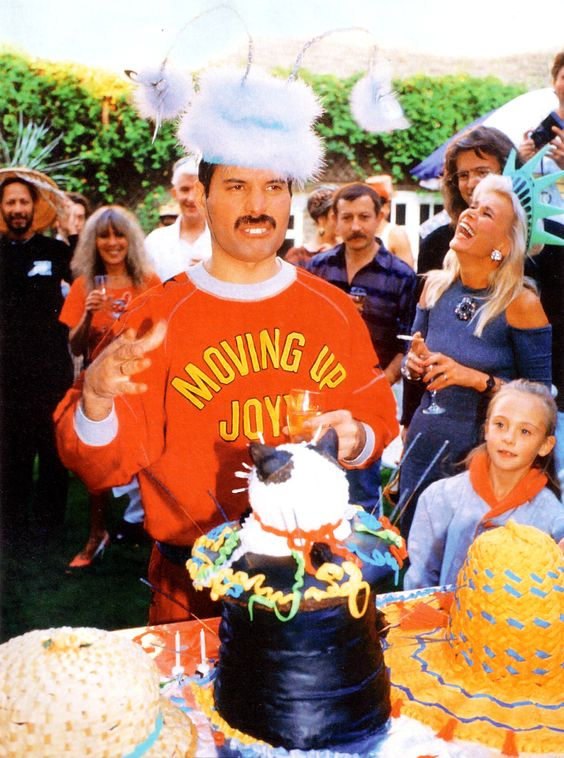 Mery_LovesFredd's tweet photo. Happy Birthday to our beloved Freddie!!💖💖🎤
 #HappyBirthdayFreddieMercury 
#FreddieMercury 
@QueenWillRock 
@QueenieOfNorway https://t.co/hhIxzaOYkU