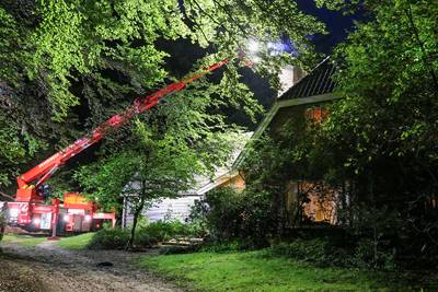 Brandweer in actie met hoogwerker bij schoorsteenbrand in Lunteren ..