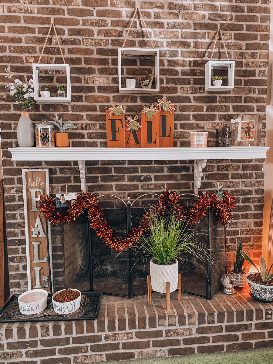 hrpannell's tweet photo. It’s that time of the year again people!! (almost) I love decorating for the holidays🧡🎃 https://t.co/9D9pm91Llm