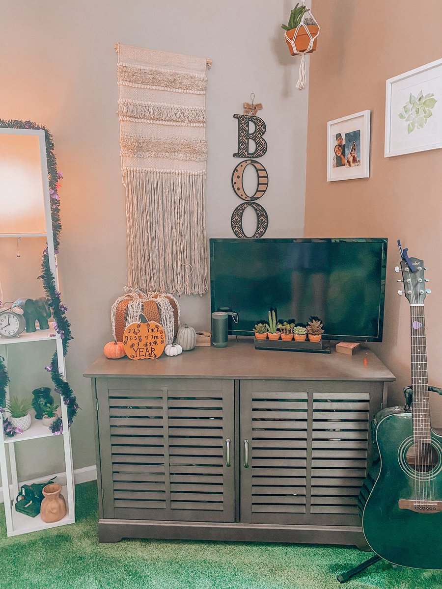 hrpannell's tweet photo. It’s that time of the year again people!! (almost) I love decorating for the holidays🧡🎃 https://t.co/9D9pm91Llm