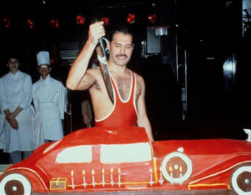 Mery_LovesFredd's tweet photo. Happy Birthday to our beloved Freddie!!💖💖🎤
 #HappyBirthdayFreddieMercury 
#FreddieMercury 
@QueenWillRock 
@QueenieOfNorway https://t.co/hhIxzaOYkU