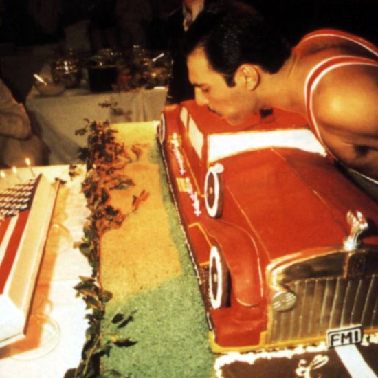 Mery_LovesFredd's tweet photo. Happy Birthday to our beloved Freddie!!💖💖🎤
 #HappyBirthdayFreddieMercury 
#FreddieMercury 
@QueenWillRock 
@QueenieOfNorway https://t.co/hhIxzaOYkU