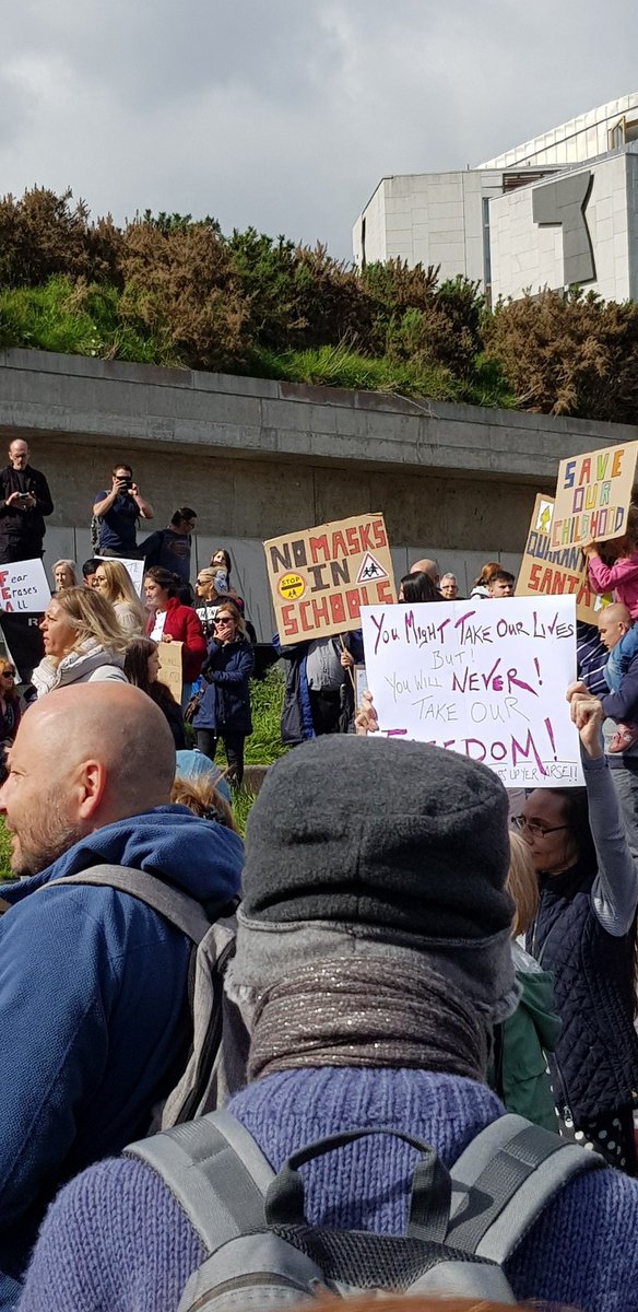 RealWayneReilly's tweet photo. #EdinburghProtest against #MandatoryMasks 
#MandatoryVaccines
#NoMoreLockDowns
Great to see around two thousand people #standup #Savingscotland 
Or 400 if you read fake news 🤷‍♂️😂 https://t.co/XoHVmKV4nb