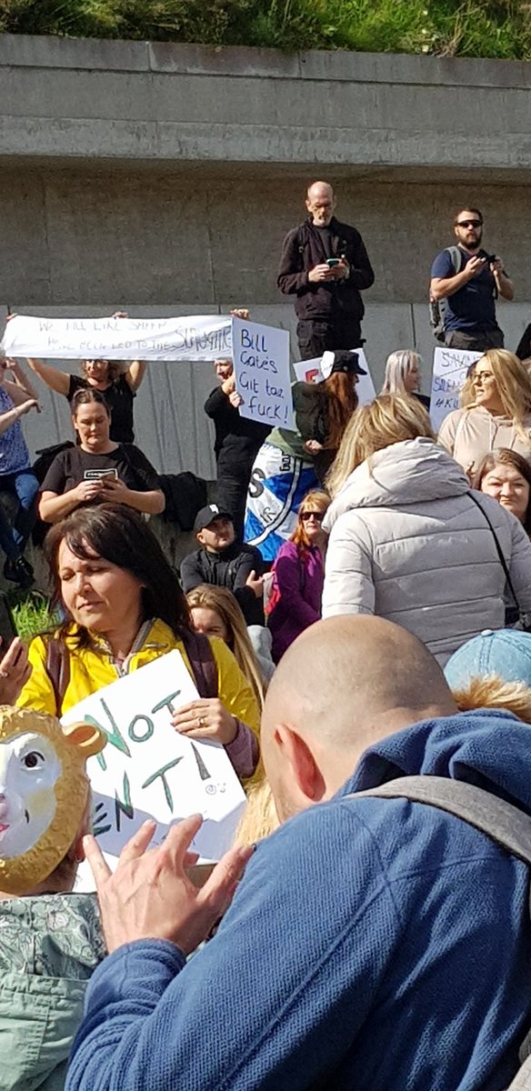 RealWayneReilly's tweet photo. #EdinburghProtest against #MandatoryMasks 
#MandatoryVaccines
#NoMoreLockDowns
Great to see around two thousand people #standup #Savingscotland 
Or 400 if you read fake news 🤷‍♂️😂 https://t.co/XoHVmKV4nb