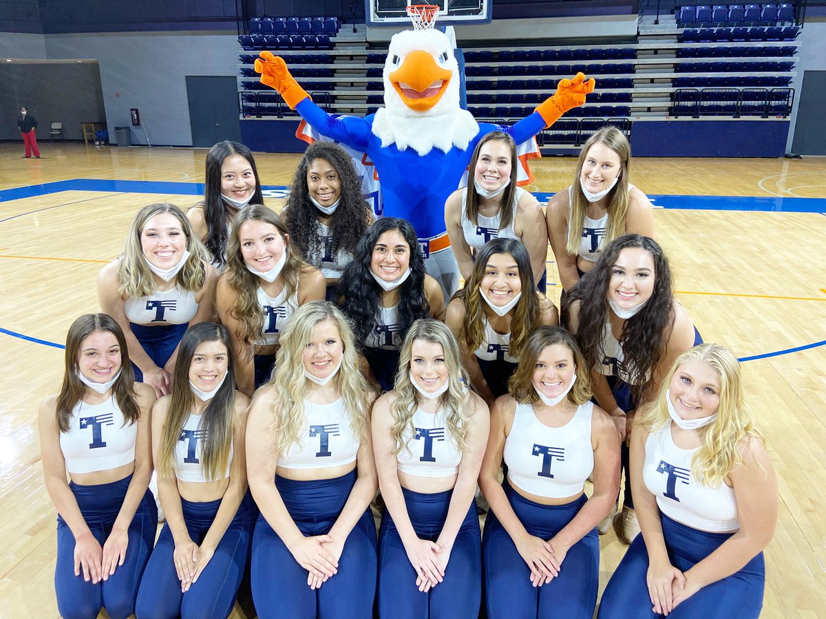 UTTyler_Spirit's tweet photo. We hope you have a SWOOPer Saturday! π¦
#BeLikeSwoop #TalonsUpMasksUp https://t.co/m8ff2pVxh0