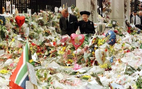 13) Pada tanggal 5 September 1997, Ratu Elizabeth II & Putera Philip berangkat pulang ke London.Baginda turut melawat kawasan orang ramai berkumpul di depan Istana Buckingham sebelum menyampaikan titah di TV.Begitu juga Putera Charles & anak-anaknya di Kensington Palace.