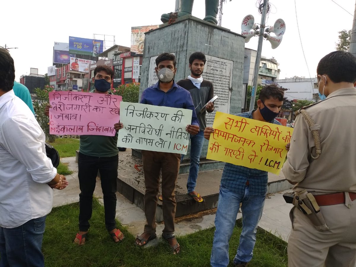 MorchaIcm's tweet photo. केंद्र सरकार और ��त्तर प्रदेश सरकार के निजीकरण की जन विरोधी नीतियों के खिलाफ और रोजगार को मौलिक अधिकार बनाने की मांग को लेकर आज इंकलाबी छात्र मोर्चा ने इलाहाबाद शहर के सुभाष चौराहे पर इकट्ठा होकर और ताली - थाली बजाकर इस विरोध प्रदर्शन में हिस्सा लिया। https://t.co/Mf1iPb0mqf