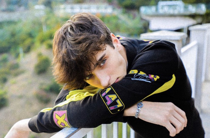 stayghostin's tweet image. get a cut like this or you'll never see the light of day again 🔪