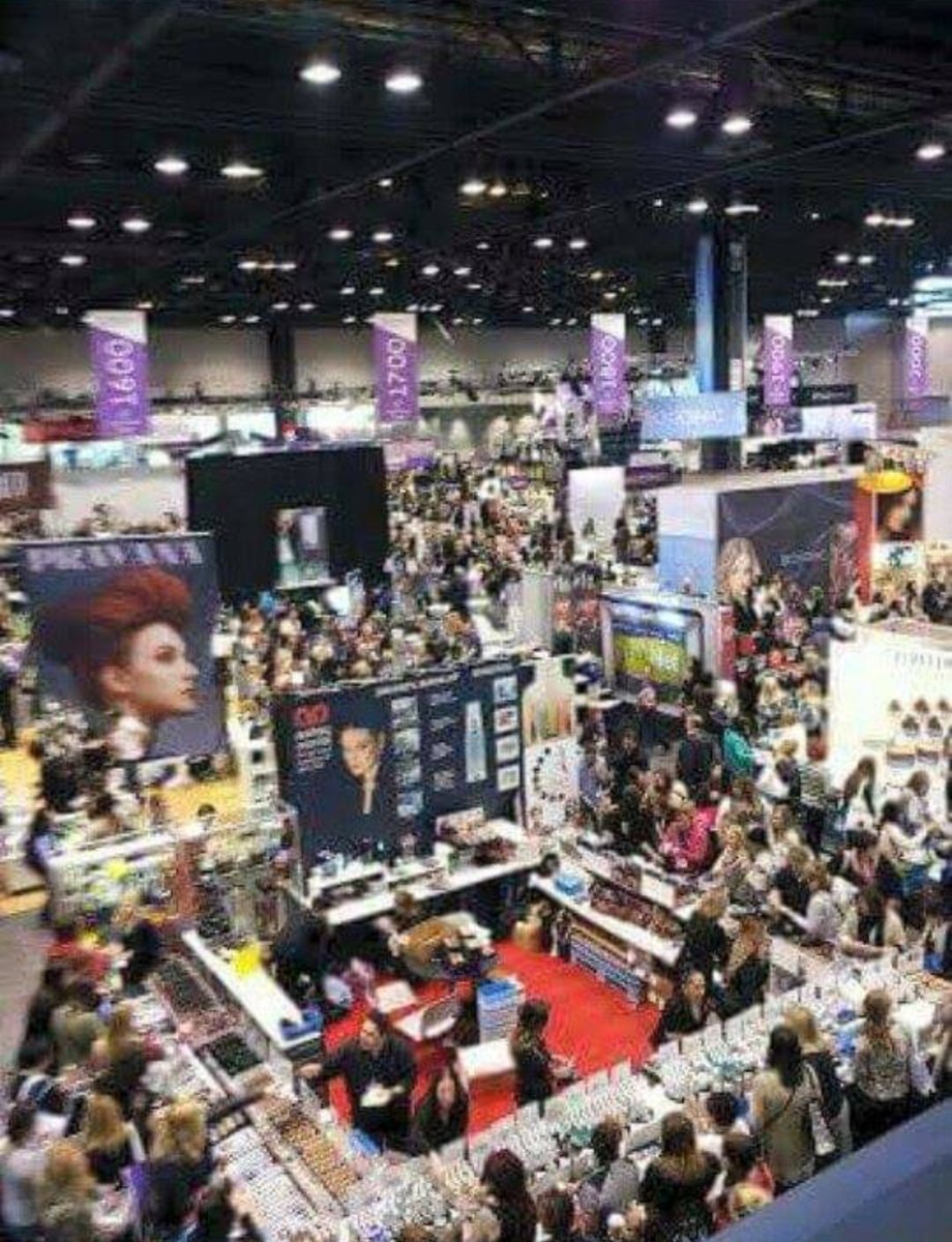 Ohhh the crowds.  Pre Covid. America's Beauty Show Chicago. 65,000 in attendance over 3 days. 
#CosmoFingerGuard
