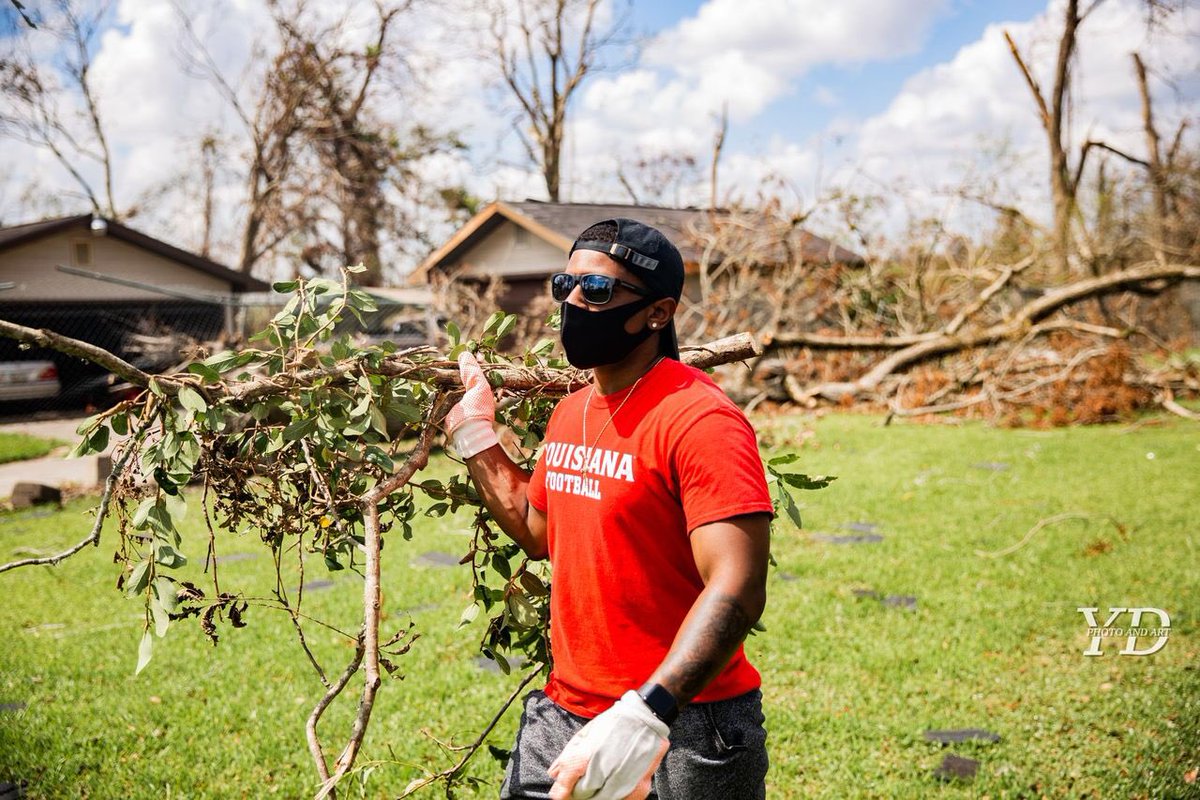 ulbmla's tweet image. A big shoutout to a few of our general members and executive board on taking time out of their day yesterday to travel to Lake Charles and help clean up. We are super proud of your service yesterday and grateful to @NAACPatMcNeese for hosting us. #helplakecharles #ulgetinvolved