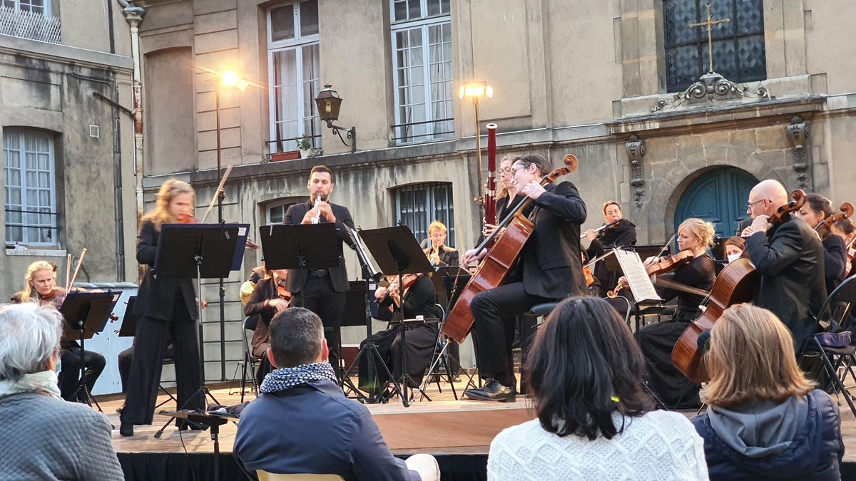 helene_mahln's tweet photo. Bravo @orchambreparis pour cette 2nde soirée magnifique ! Programme #Haydn
📷 @helene_mahln
#orchestredechambredeparis #haydn
#deborahnemtanu #violin #direction #benoitgrenet #cello #ilyesboufaddenadloff #oboe #fanymaselli #bassoon
#classicalmusic #musiqueclassique #concert https://t.co/WqeqVZU1Me