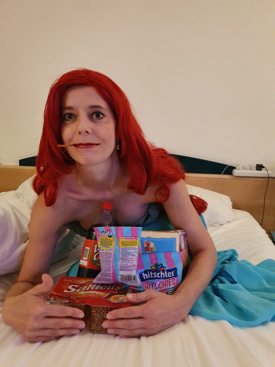 Egoaccount's tweet image. #conlinehamstern #ConLine20 Da wir in Kassel im Hotelzimmer sind handelt es sich hierbei wirklich um ein reines Instantcosplay aus puren Spaß. Die Perücke hatte ich in Erwartung des Wettbewerbs auch eingepackt und mit dem was noch im Koffer war improvisiert...