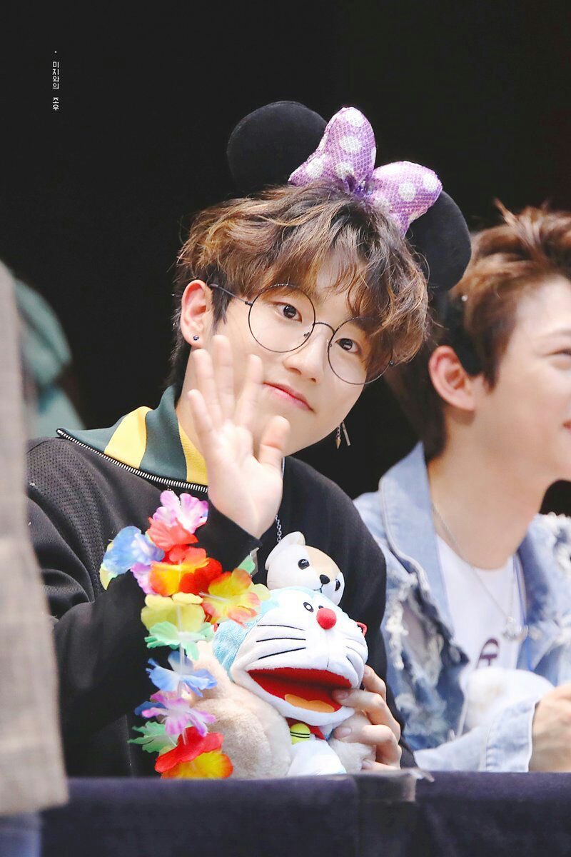 here's a tiny thread of han jisung with some plushies bc i need the serotonin