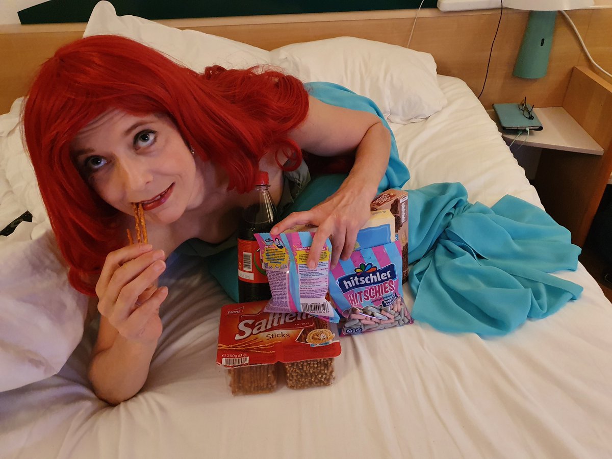 Egoaccount's tweet image. #conlinehamstern #ConLine20 Da wir in Kassel im Hotelzimmer sind handelt es sich hierbei wirklich um ein reines Instantcosplay aus puren Spaß. Die Perücke hatte ich in Erwartung des Wettbewerbs auch eingepackt und mit dem was noch im Koffer war improvisiert...