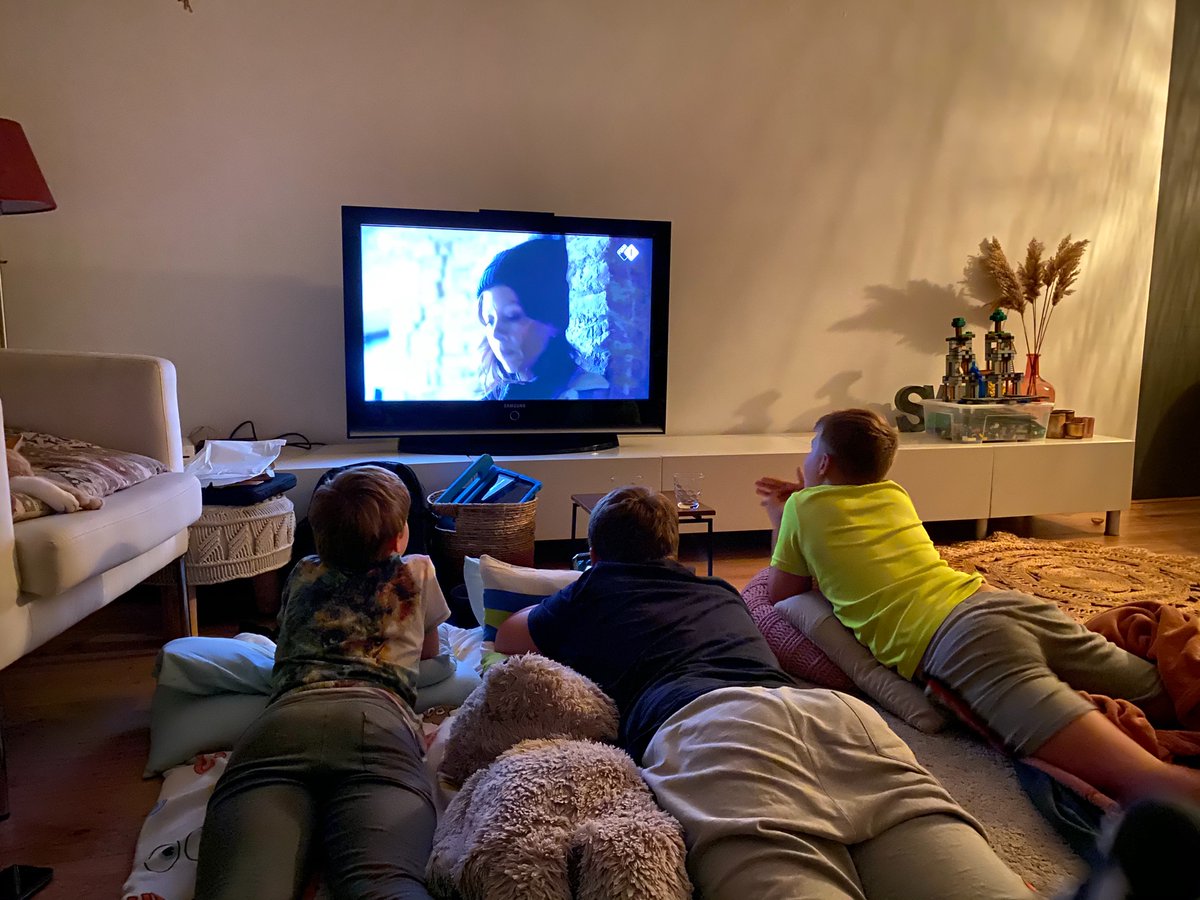 Met hele gezin en buurjongen (zelfs met de kat)  #wieisdemol #widm kijken. Super spannond en waanzinnig leuk met al die oud kandidaten.