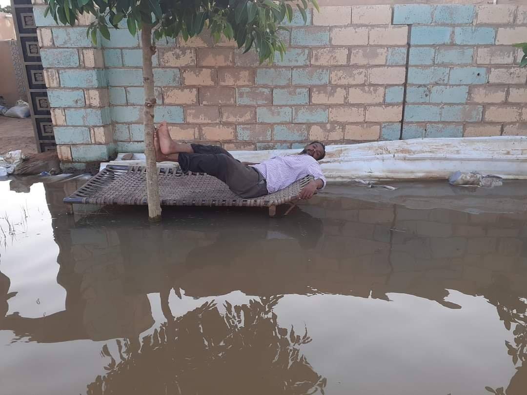 Sudan_tweet's tweet photo. ماتهتمو للايام
ظروف بتعدي ما تهتمو للايام
جمال الدنيا في بسمة سرور وجمال
وفي فرح الخواطر الطيبة في الامال
وفي شروق الصباح في بسمة الاطفال
ومهما تظلم الايام ضياها الفال

#السودان 
#السودان_فيضان2020 
#السودان_خريف2020 https://t.co/RY9D60YgUD