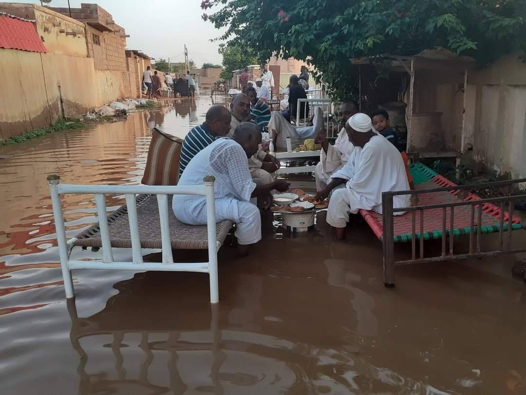 Sudan_tweet's tweet photo. ماتهتمو للايام
ظروف بتعدي ما تهتمو للايام
جمال الدنيا في بسمة سرور وجمال
وفي فرح الخواطر الطيبة في الامال
وفي شروق الصباح في بسمة الاطفال
ومهما تظلم الايام ضياها الفال

#السودان 
#السودان_فيضان2020 
#السودان_خريف2020 https://t.co/RY9D60YgUD
