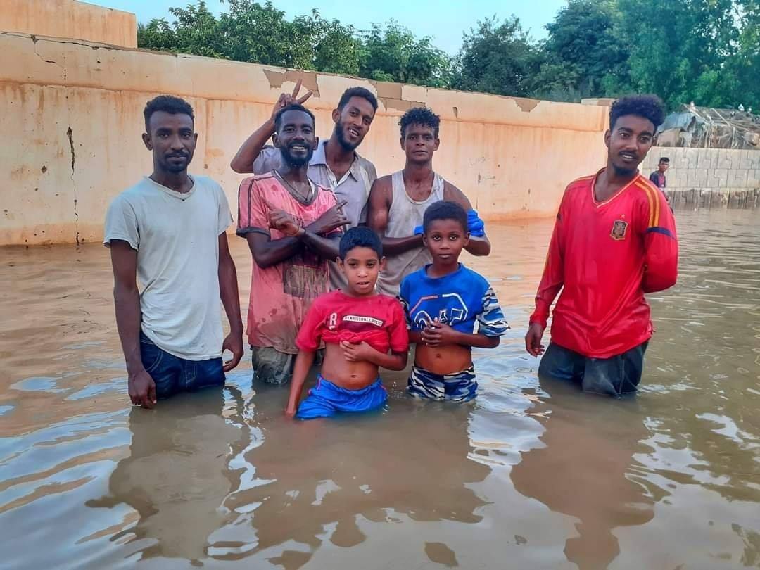 Sudan_tweet's tweet photo. ماتهتمو للايام
ظروف بتعدي ما تهتمو للايام
جمال الدنيا في بسمة سرور وجمال
وفي فرح الخواطر الطيبة في الامال
وفي شروق الصباح في بسمة الاطفال
ومهما تظلم الايام ضياها الفال

#السودان 
#السودان_فيضان2020 
#السودان_خريف2020 https://t.co/RY9D60YgUD