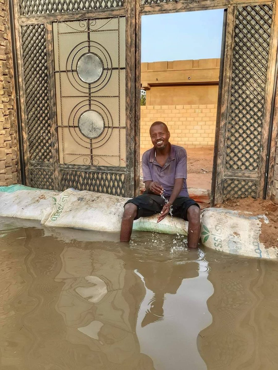 Sudan_tweet's tweet photo. ماتهتمو للايام
ظروف بتعدي ما تهتمو للايام
جمال الدنيا في بسمة سرور وجمال
وفي فرح الخواطر الطيبة في الامال
وفي شروق الصباح في بسمة الاطفال
ومهما تظلم الايام ضياها الفال

#السودان 
#السودان_فيضان2020 
#السودان_خريف2020 https://t.co/RY9D60YgUD