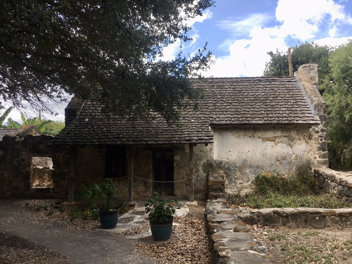 DamnYouRegis's tweet image. Whatever the San Antonio equivalent of #cottagecore is, I think I found it. #missioncore?