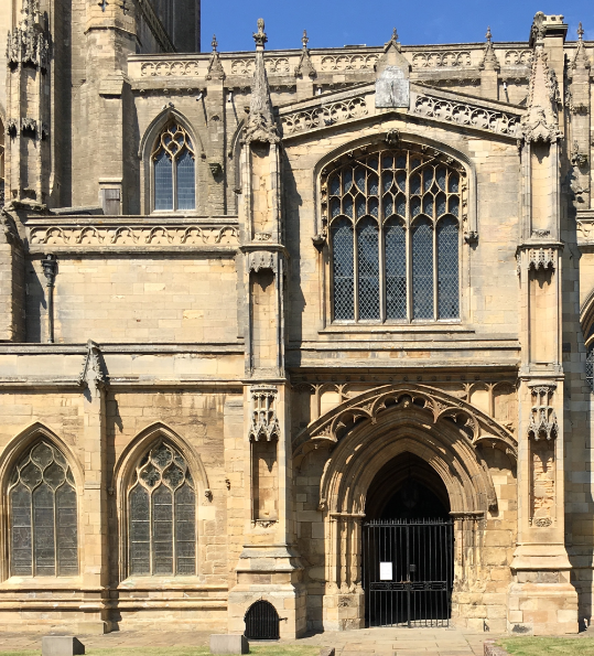 𝐀 𝐜𝐥𝐨𝐬𝐞𝐫 𝐥𝐨𝐨𝐤 𝐚𝐭 𝐓𝐡𝐞 𝐒𝐭𝐮𝐦𝐩 - 𝐭𝐡𝐞 𝐬𝐨𝐮𝐭𝐡 𝐩𝐨𝐫𝐜𝐡

Two-storeyed, the south porch is decorated below, Perpendicular above. Note the empty niches, which would have contained figures of saints. The chamber above the porch houses the Parish Library.