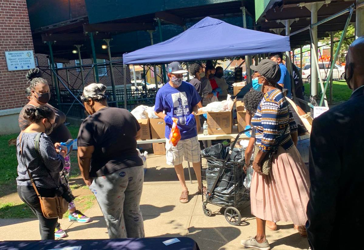 chefjoseandres's tweet image. Thank you @RepJeffries for helping out at our @WCKitchen food distribution in Canarsie, Brooklyn today...and for bringing fresh fruit! 🍊 #ChefsForAmerica