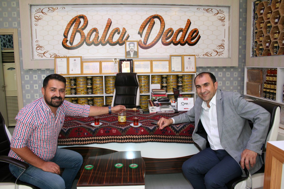 vanesob1's tweet photo. @balci_dede @isaberge65
Başkanımız Sn.İsa Berge, şehrimizin önemli markaları arasında yer alan ve yeni yerine taşınan Balcı Dede Metin Elaslan'ı ziyaret etti.Ballı çay ile başlayan ve baldan tatlı sohbeti tüm gönül güzelliğiyle yaşamak güzeldi. Van'ımıza değer katanlar varolsun. https://t.co/VrNvtbNu9k
