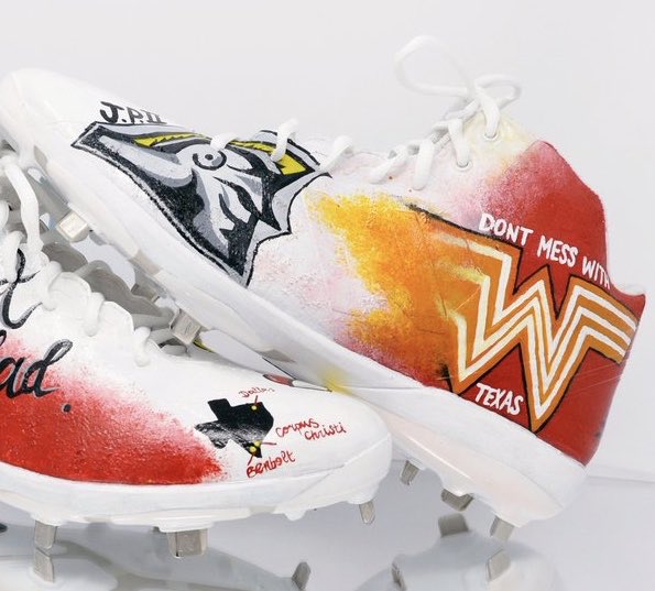 let’s settle this once and for all: 

RT for IN-N-OUT
LIKE for WHATABURGER