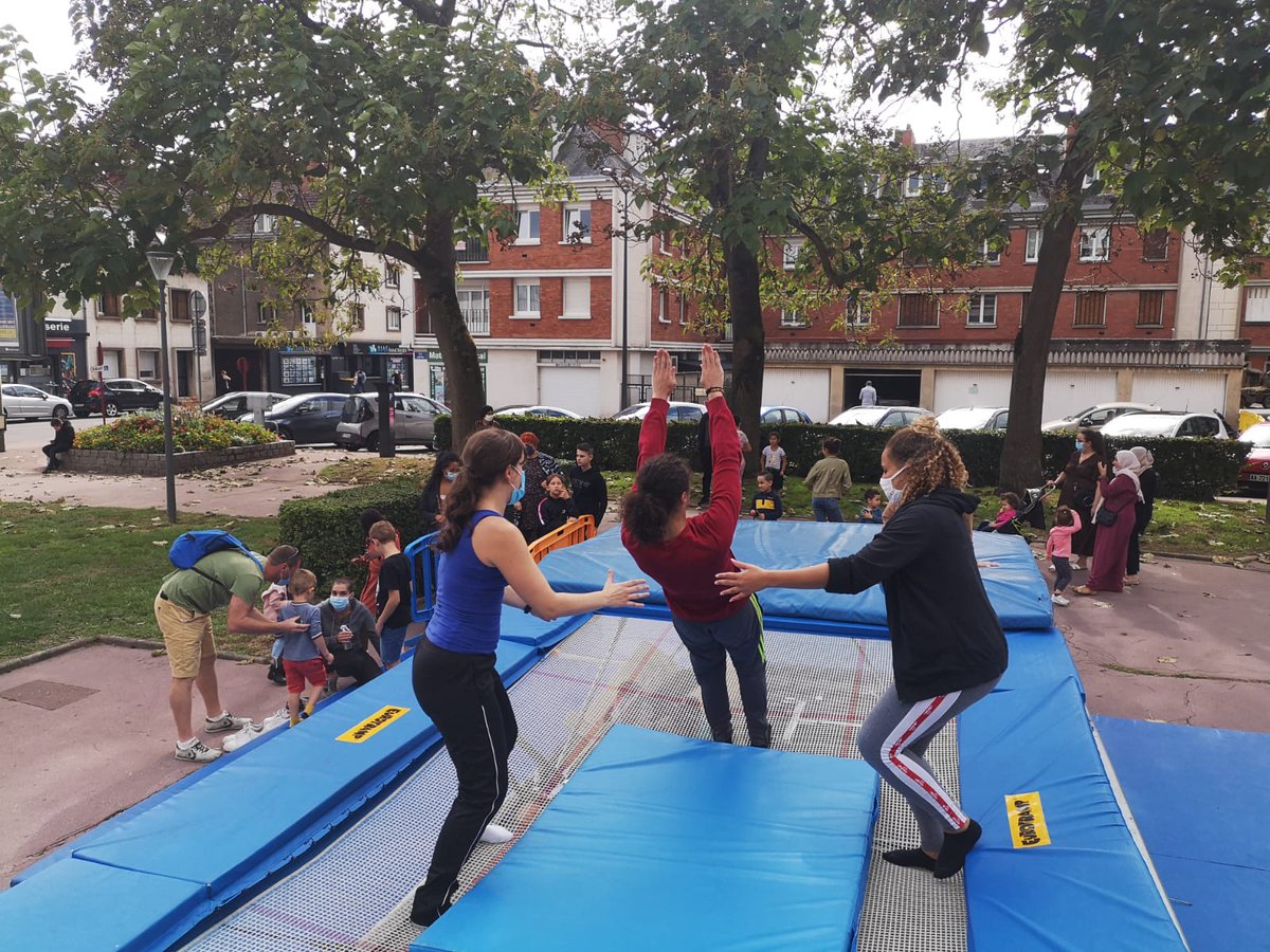 acrotrampsevran's tweet photo. 1er jour de démonstration et initiation a Elbeuf pour la braderie annuelle ! L'occasion pour la relève du club de faire ses armes en public ! Ambiance et performances garanties !
#Sevran #teamsevran #trampoline @Sevranville https://t.co/EjEArWWXu2
