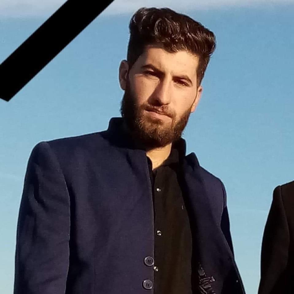 Xalo74's tweet photo. Der 20 Jahre alte #Jeside Neshwan Shararf Jerdo aus dem Dorf Siba Shekh Kheder hat sich heute das Leben genommen. Seit 2014 lebte er mit seiner Familie in einem Zelt in #Kurdistan. Seine Familie wollte in den nächsten Tagen nach #Shingal zurückkehren und sich https://t.co/cNdDw8vya4