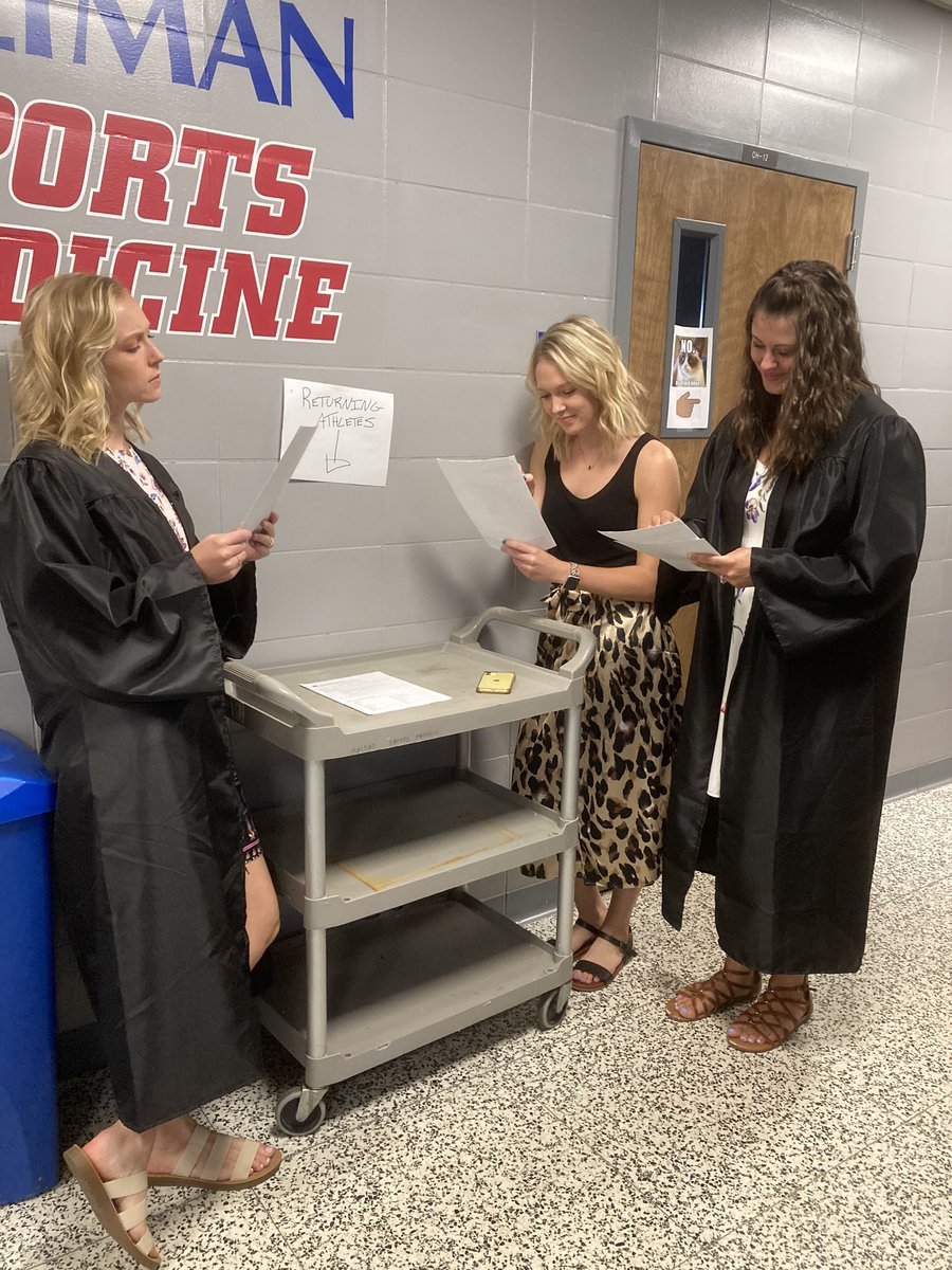 MU_Volleyball's tweet photo. Look who snuck back on campus today for some post graduation photos. Thinking about a comeback, ladies? #muvbalums #clearedtoplay https://t.co/PWEEbbLeBV