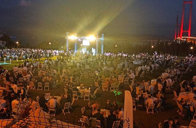 05.09.2020 tarihli (bu akşam) yapılan AK Parti Kocaeli Milletvekili Cemil Yaman’ın oğlunun  takı törenli, yemekli düğününden bir kare. 

Diyeceklerim bu kadar.