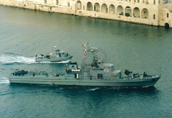 Shipguru's tweet photo. #Armedforcesofmalta (#AFM) #Kondorclass #offshorepatrolvessel #P31 #leaving #Marsamxett #Harbour, #Malta - 16.03.2002  - https://t.co/nfgboxc3g3 - NO PHOTOS can be used or manipulated without our permission @Armed_Forces_MT @WarshipPorn @warshipworld @WarshipsIFR @WarshipCam https://t.co/y3kVn7mlHR