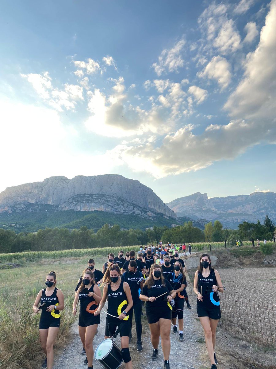 RadioSeu's tweet photo. Èxit de participació a la caminada solidària a #Oliana en suport a 'Coruxo-Móvese', un dels projectes en els quals treballa la @Fundació Isidre Esteve. L'acció ha comptat amb la participació del grup olianès de percussó @BatoKatu. (Fotos: Kto Produccions/Anabel Pargaña) https://t.co/SbKAZEwx1g