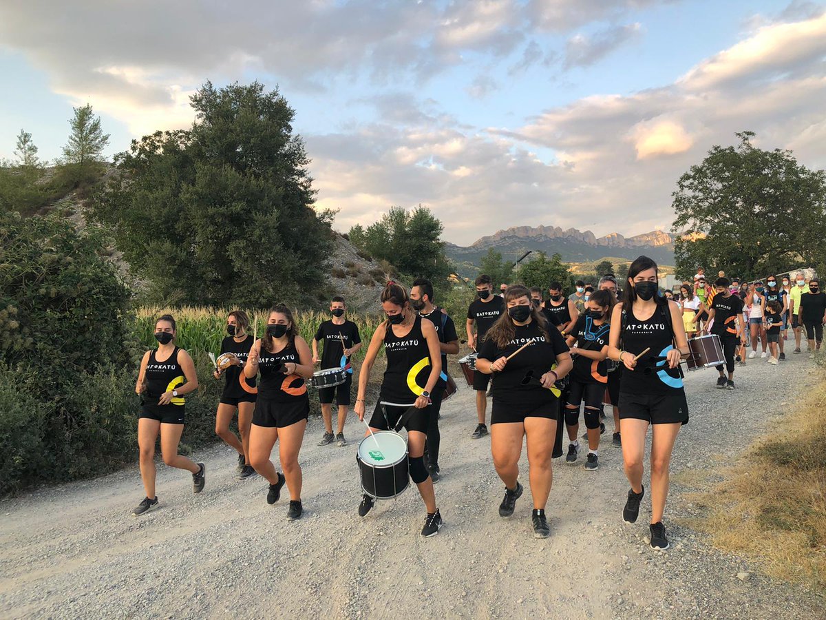 RadioSeu's tweet photo. Èxit de participació a la caminada solidària a #Oliana en suport a 'Coruxo-Móvese', un dels projectes en els quals treballa la @Fundació Isidre Esteve. L'acció ha comptat amb la participació del grup olianès de percussó @BatoKatu. (Fotos: Kto Produccions/Anabel Pargaña) https://t.co/SbKAZEwx1g