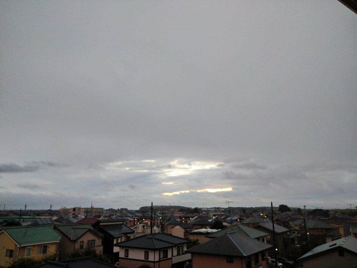 あらけん בטוויטר おはようございます 茨城県取手市の予報は曇り時々雨で30 降水確率60 昨日は午後から雨を覚悟していましたが カンカン照りの夏日 しっかり洗濯物が乾きました 今日の天気はどうかな 取手市 取手の空 朝の一枚
