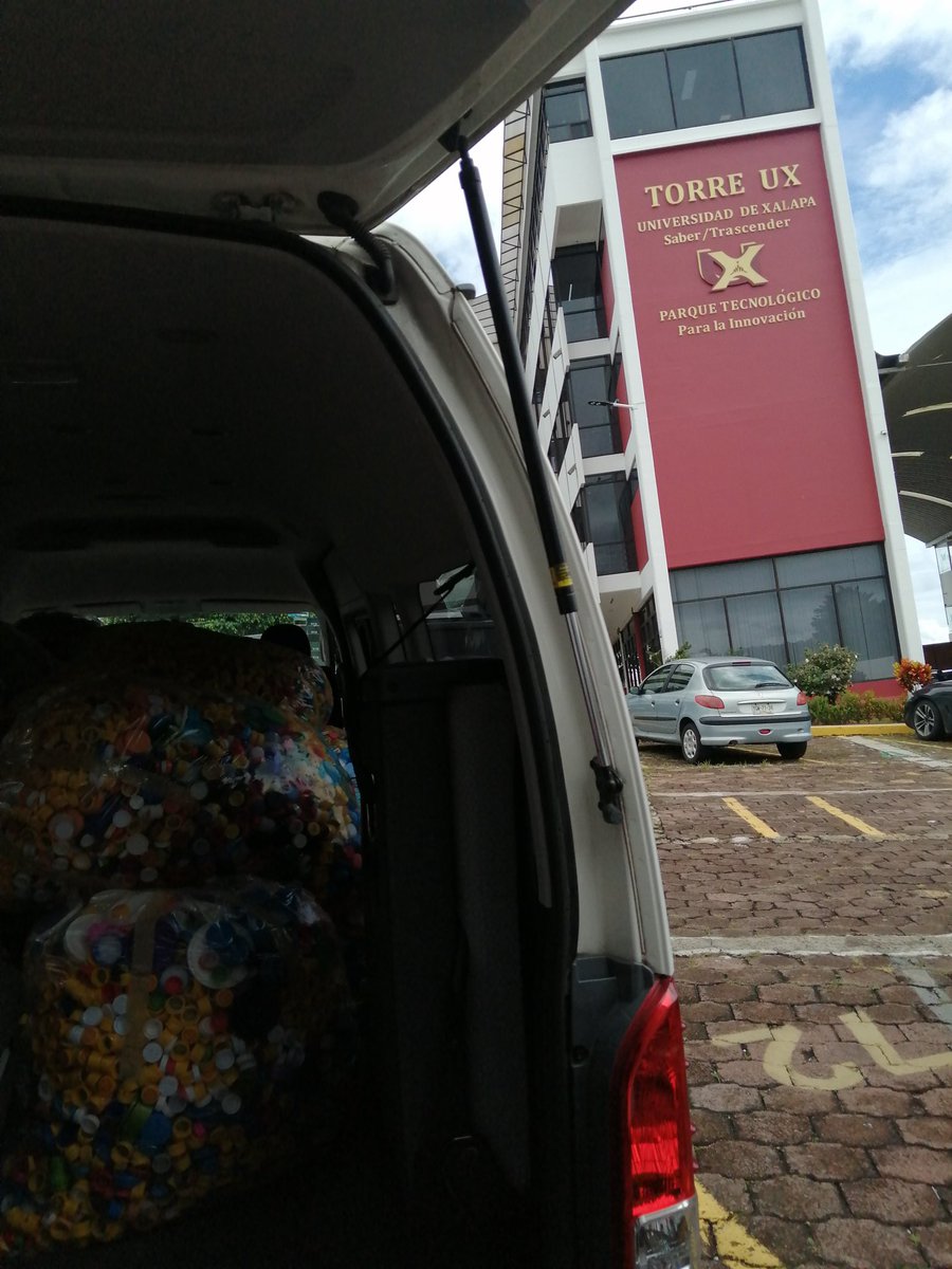 XalapenosA's tweet photo. El día de hoy parte de los que integramos Xalapeños Unidos por Veracruz AC y gracias a todas las personas que se acercaron a nuestro centro de acopio, pudimos hacer la donación de más de 10,000 tapitas en la @UXoficial para ayudar a Rosita a continuar con sus quimioterapias 1 https://t.co/08tpj1o4WK