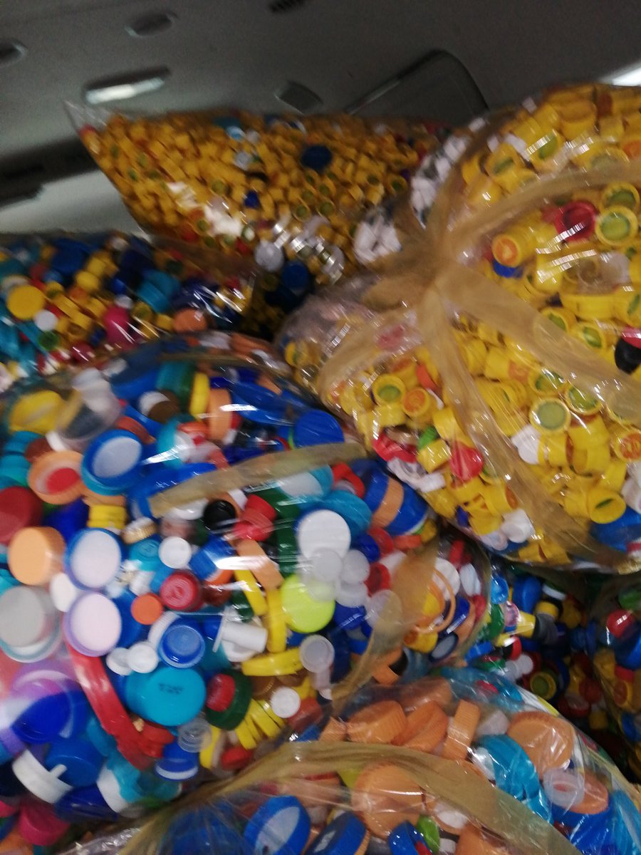 XalapenosA's tweet photo. El día de hoy parte de los que integramos Xalapeños Unidos por Veracruz AC y gracias a todas las personas que se acercaron a nuestro centro de acopio, pudimos hacer la donación de más de 10,000 tapitas en la @UXoficial para ayudar a Rosita a continuar con sus quimioterapias 1 https://t.co/08tpj1o4WK