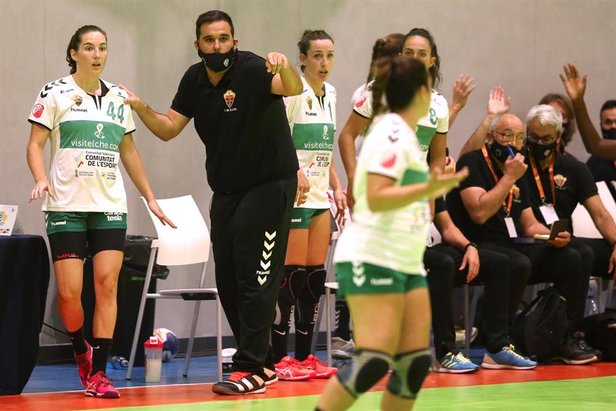 apuntesports's tweet photo. 🤾‍♀️El @cbm_elche guanya el @BmAulaCultural 24 a 17 i es classifica, per primera vegada en la seua història, per a jugar la final de la #CopaReina2020 
Les xiques del @BMMalagaCosta seran les rivals de l'equip de Joaquín Rocamora en la final que es disputa demà a les 17:45 h. https://t.co/YIhujHTC0Y