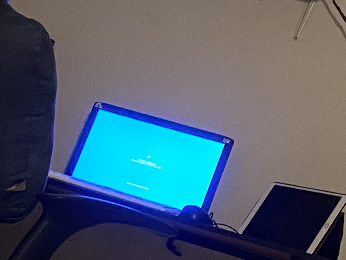 เป็นแบบนี้มา 3 ชมแล้ว.. 😢