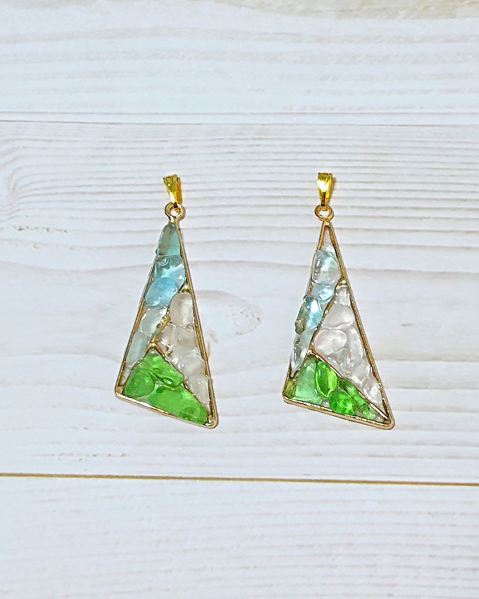 碧ぃ翼 シーグラスのペンダントトップ 今回はゴールドの枠で作ってみました 枠にレジンを流しているので海にあった時のように シーグラスに透明感がでてキラキラ ハンドメイドアクセサリー ハンドメイド好きさんと繋がりたい シーグラス シーグラス