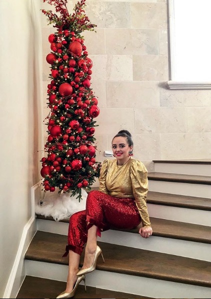 GentlemensZone's tweet image. Wooow! Bella! #Hermosa #GoldBlouse #BlusaDorada #Metalic #Metalico #redJeans #JeansRojo #Lentejuelas #feet #pies #HighHeels #solotacones #GoldHeels #TaconesDorados #Zapatillas #pumps #Stilettos 😊😍🥰😘