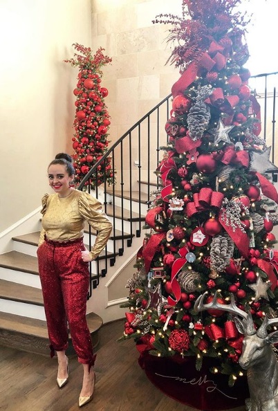 GentlemensZone's tweet image. Wooow! Bella! #Hermosa #GoldBlouse #BlusaDorada #Metalic #Metalico #redJeans #JeansRojo #Lentejuelas #feet #pies #HighHeels #solotacones #GoldHeels #TaconesDorados #Zapatillas #pumps #Stilettos 😊😍🥰😘