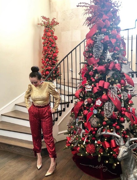 GentlemensZone's tweet image. Wooow! Bella! #Hermosa #GoldBlouse #BlusaDorada #Metalic #Metalico #redJeans #JeansRojo #Lentejuelas #feet #pies #HighHeels #solotacones #GoldHeels #TaconesDorados #Zapatillas #pumps #Stilettos 😊😍🥰😘