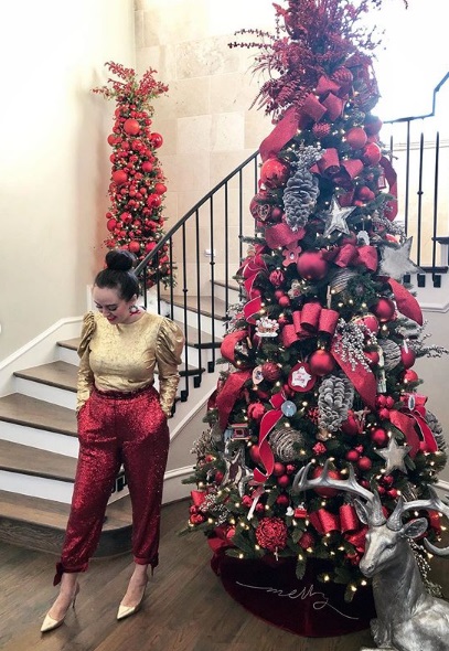 GentlemensZone's tweet image. Wooow! Bella! #Hermosa #GoldBlouse #BlusaDorada #Metalic #Metalico #redJeans #JeansRojo #Lentejuelas #feet #pies #HighHeels #solotacones #GoldHeels #TaconesDorados #Zapatillas #pumps #Stilettos 😊😍🥰😘